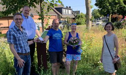 Gruppenbild auf der Blühwiese: (v.l.n.r.) Willi van Beek (SPD), Oliver Birkhahn (SPD), Günter und Heike Ortmann, Trudis Jans (SPD)
