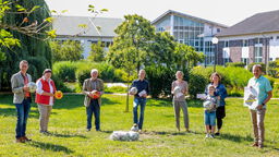 SPD Spende sorgt für Freude bei den Fördervereinsvorsitzenden der Grundschulen in Bedburg-Hau. (v.l.n.r.) Willi van Beek (SPD), Karin Wilhelm (SPD), Karl-Heinz Gebauer (SPD), Eike Lürig (Grundschule Kath. Teilstandort Hasselt), Ellen Schönfeld (Gemeinschaftsgrundschule St. Markus Schneppenbaum), Wera Zimmermann mit Sohn und Stefan Boß (Grundschule St. Antonius Hau)