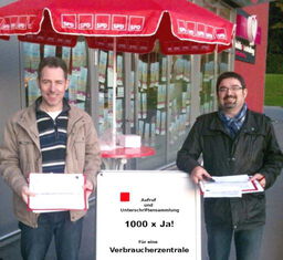 Foto v.l.n.r.: Infostand der SPD Bedburg-Hau - Wilhelm van Beek (Vorsitzender) und Willi Hermsen (Vorstandsmitglied) sammelten Unterschriften für eine Verbraucherzentrale im Kreis Kleve.