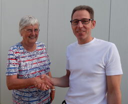 Willi v. Beek gratuliert Gertrud Schonhoven zum Gewinn der Berlinreise