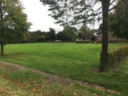 Bisherige Friedhofserweiterungsfläche an der St. Markus Kirche in Schneppenbaum: Hier plant die Gemeinde vier Mehrfamilienhäuser entstehen zu lassen.