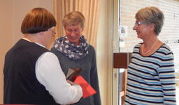 (v.l.n.r.) Karin Wilhelm (SPD-Ortsvereinsvorsitzende), Annegret Ries und Helga Rogosch (Gründungsmitglieder des AIK)