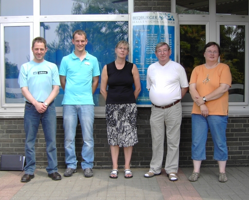 Die SPD Bedburg-Hau informierte sich vor Ort über den Umfang der Sanierungsarbeiten des Schneppenbaumer Hallenbades. Foto:(v.l.n.r.) Wilhelm van Beek (SPD Bedburg-Hau), Malte Ricken (Gemeindeverwaltung Bedburg-Hau), Claudia Nienhuys (Badleitung BedburgerNass), Hans Gerd Fruhen (SPD-Fraktionsvorsitzender SPD Bedburg-Hau, Karin Wilhelm (SPD Bedburg-Hau), am Fotoapparat und daher auf dem Bild fehlend Konrad Klösters (SPD Bedburg-Hau)
