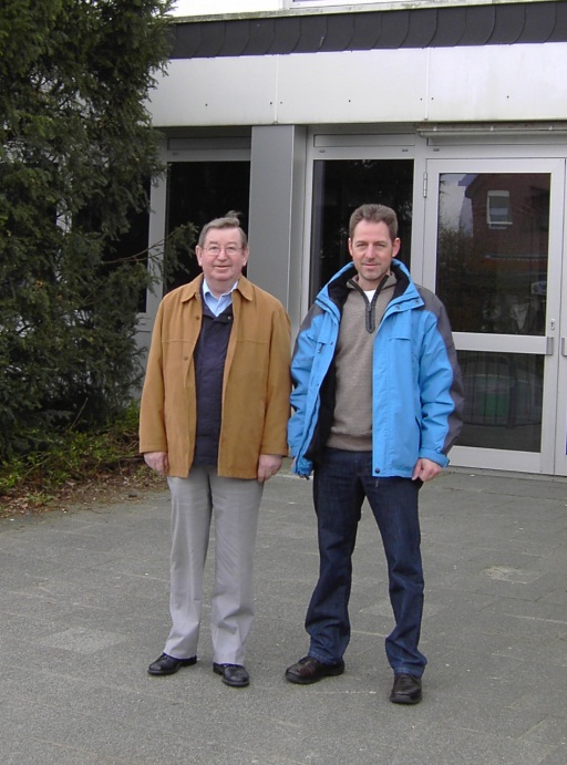 v.l.n.r. (vor der St. Markus Hauptschule) Hans Gerd Fruhen  (Fraktionsvorsitzender SPD Bedb.-Hau), Wilhelm van Beek (stellv.  Fraktionsvorsitzender)